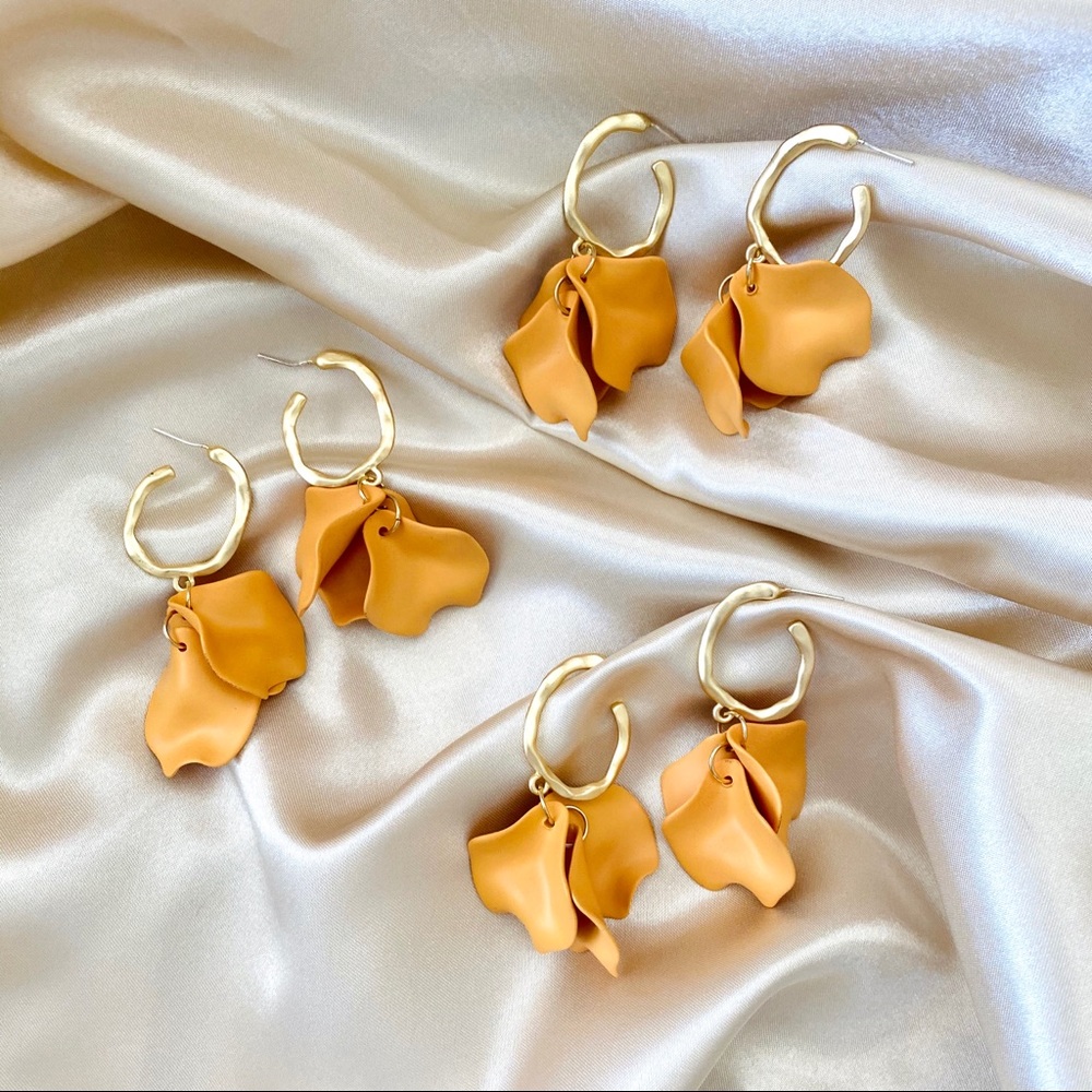 💙Flower Panel Dangled Mustard Yellow - Picture 3 of 8